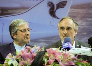 Giovanni Tramparulo (R) and Iran Air CEO Farhad Parvaresh 