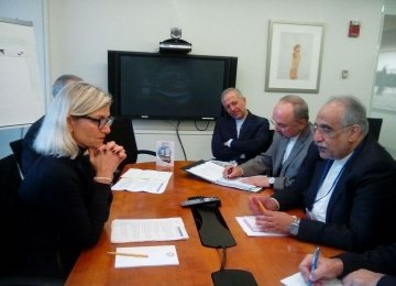 Massoud Karbasian (1st R) siting across Denmark’s Minister for Development Cooperation Ulla Tørnæs  during a meeting in Washington, DC. 