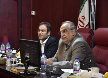 Economy Minister Masoud Karbasian (R), and director of Securities and Exchange Organization, Shapour Mohammadi.
