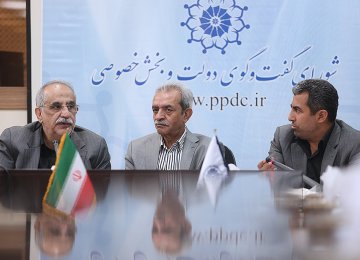 ICCIMA Chairman Gholamhossein Shafei is flanked by Economy Minister Masoud Karbasian (L) and the head of Majlis Economic Commission, Mohammad Reza Pour-Ebrahimi, attended a meeting in Tehran on Oct. 3.