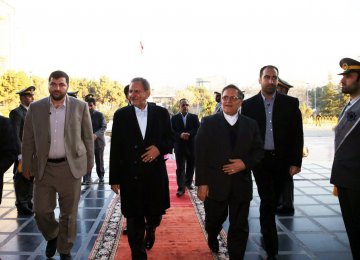 CBI Governor Valiollah Seif (2nd R) and First Vice President Es’haq Jahangiri (3rd R) attended a meeting on Resistance Economy on Saturday.