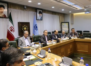  CBI Governor Valiollah Seif (3rd L) is flanked by Mohammad Shariatmadari (4th L) and Ali Rabiei(2nd L) in the meeting.