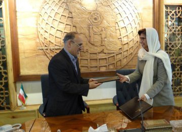 The agreement was signed by Kamal Seyyed Ali (L), the head of EGFI, and Maria Jose Melo, the head of COSEC’s International Relations Department.