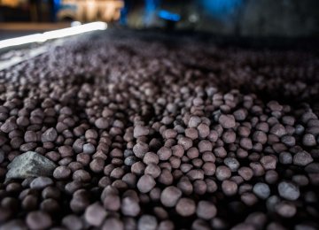 Iranian companies produced 25.8 million tons of iron ore pellets in the last Iranian year (ended March 20, 2017).