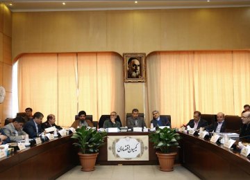 A meeting by members of the Majlis Economic Commission, Economy Minister Ali Tayyebnia and Central Bank of Iran Governor Valiollah Seif took place on Saturday to discuss the forex market. 