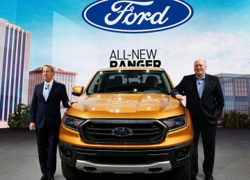 Bill Ford (L) and Jim Hackett at the Detroit auto show, Jan. 14