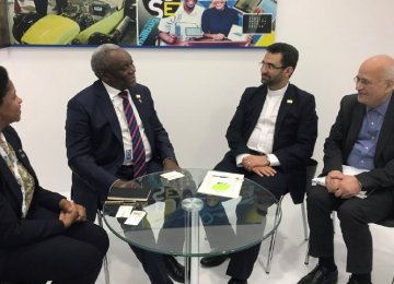 Iran’s Telecoms Minister Mohammad Javad Azari Jahromi (2nd R) and his South African counterpart Siyabonga Cwele (2nd L) met on September 27 in Busan, South Korea.