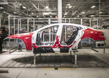 The Chinese government has considered allowing foreign automakers to set up wholly owned factories in free trade zones.