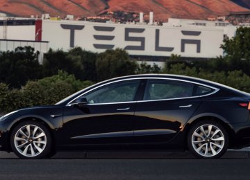 Tesla Eases Cash Concerns With Promise of Model 3 Progress