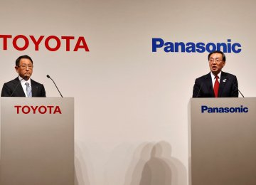 Toyota Chief Akio Toyoda (L) and Panasonic CEO Kazuhiro Tsuga attend a news conference in Tokyo on Wednesday.