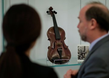 Einstein’s Violin Fetches $516,500 at NY Auction