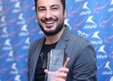 Actor Gives  Slovak Award  to Quake Victims