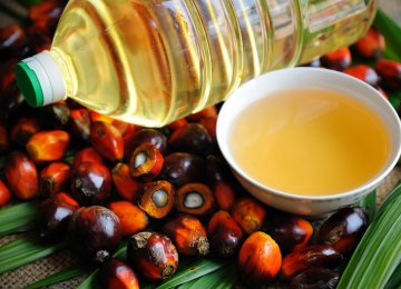 Research indicates that palm oil, which is high saturated fat and low in polyunsaturated fat, promotes heart disease.t, promotes heart disease.
