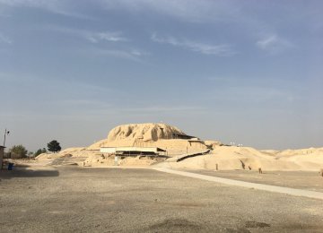 Tappeh Sialk in a Kashan suburb 