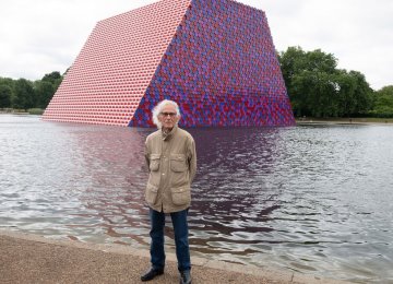 Christo Javacheff stands in front of his “The London Mastaba” in Hyde Park