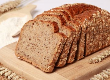 Participants who consumed whole grains lost almost an extra 100 calories per day than the participants who consumed refined grains without much fiber.