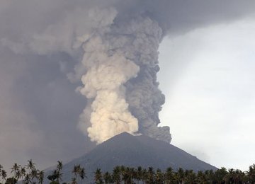 Airlines Limit Bali Flights to Guard Against Volcanic Ash