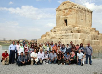 A total of 9,761 Spanish tourists traveled to Iran in the last Iranian year (ended March 20, 2017).