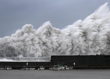 Fierce Typhoon Hits Philippines