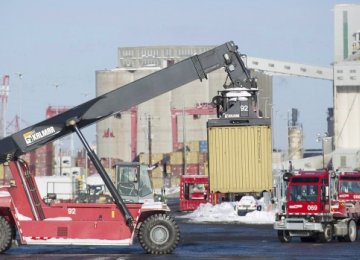 Canada Posts $972m Trade Deficit