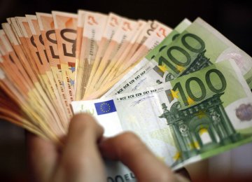 Euro Falls to 10-Month Low After Italy Debt Selloff
