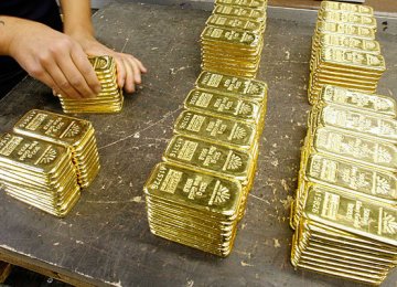Gold Slips as USD Claws Back