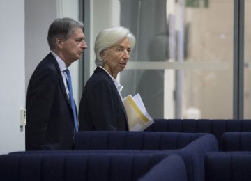 Philip Hammond (L) and Christine Lagarde attend a press conference to present the preliminary conclusions of the  IMF’s 2017 annual review of the UK economy at the treasury in central London on December 20.