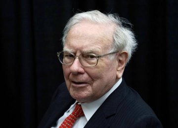 Warren Buffett Urges Investors  to Stick With Index Funds