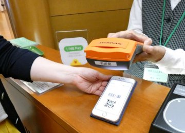 Amazon, SoftBank Vie to Make Japan Cashless