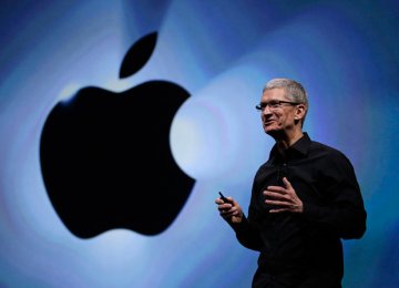 Apple Cuts CEO Pay as Sales Slump