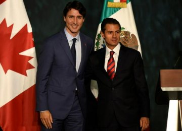 Justin Trudeau (L) and Enrique Pena Nieto at the presidential palace in Mexico City, Oct. 12.