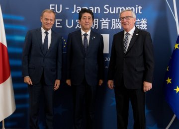 (From L) Jean-Claude Juncker, Shinzo Abe and Donald Tusk after signing the agreement.