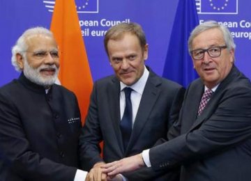 (From L to R) Narendra Modi, Donald Tusk  and Jean-Claude Juncker in New Delhi, Oct. 6.