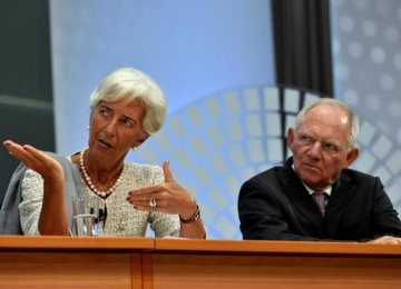 Christine Lagarde (L) and Wolfgang Schauble