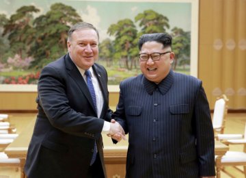 Kim Jong-un (R) receives Mike Pompeo in Pyong Yang on May 9.