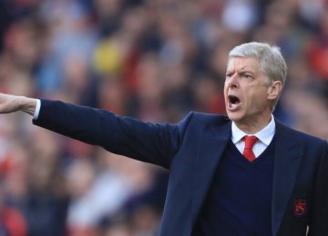 Arsene Wenger Lashes Out at Refereeing Standards