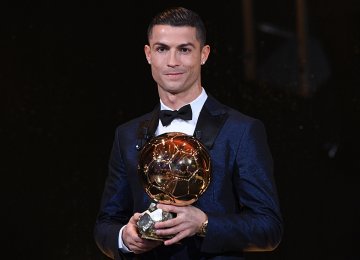 Cris Ronaldo holding his fifth Ballon d‘Or
