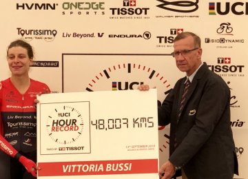 Vittoria Bussi (L) set a new Hour Record, riding 48.007 kilometres on Thursday at the Velodromo Bicentenario in 