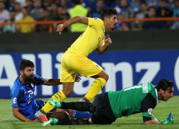 Baghdad Bounedjah in action with Esteghlal players