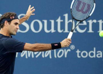 Federer Cruises, Tsitsipas Falls in Cincinnati Masters