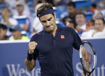 Federer Wears Down Wawrinka in Cincinnati