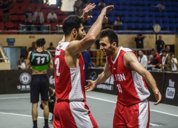 Masoud Soleymani (R) led Iran to the FIBA 3x3 Asia Cup main draw after scoring the game-winning basket in overtime against Uzbekistan.