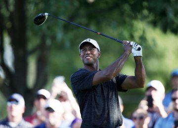 Woods and McIlroy Toil, But Finish Within Striking Distance