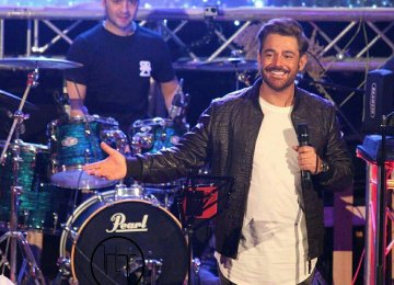 Mohammadreza Golzar at his Bandar-Abbas concert in January