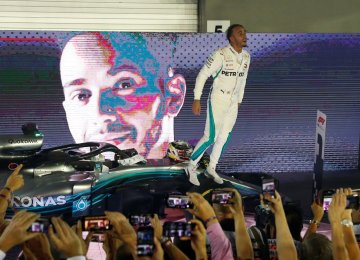 Hamilton Opens 40-Point Lead in Singapore Grand Prix 