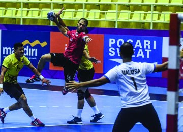  Mohammed Jomepour (2nd L) from Iran against Malaysia