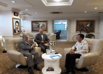 Envoy Discusses Sport Coop.  With Indonesia Minister 