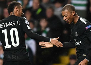 Neymar Jr. (L) and Kylian Mbappé joined PSG during summer with astronomical fees pushing the team  into financial unclarity accusations.