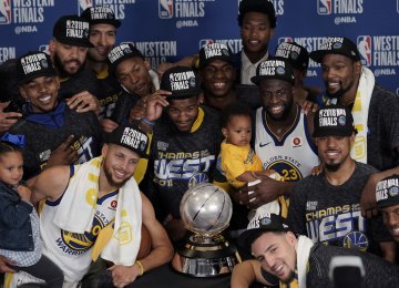  The Golden State Warriors pose with their trophy.