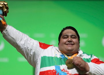 Siamand Rahman posing his gold medal at 2016 Rio Paralympics